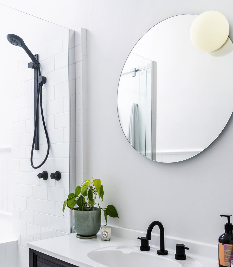 Estiluz Circ Large Mirror Wall Light featured in bathroom